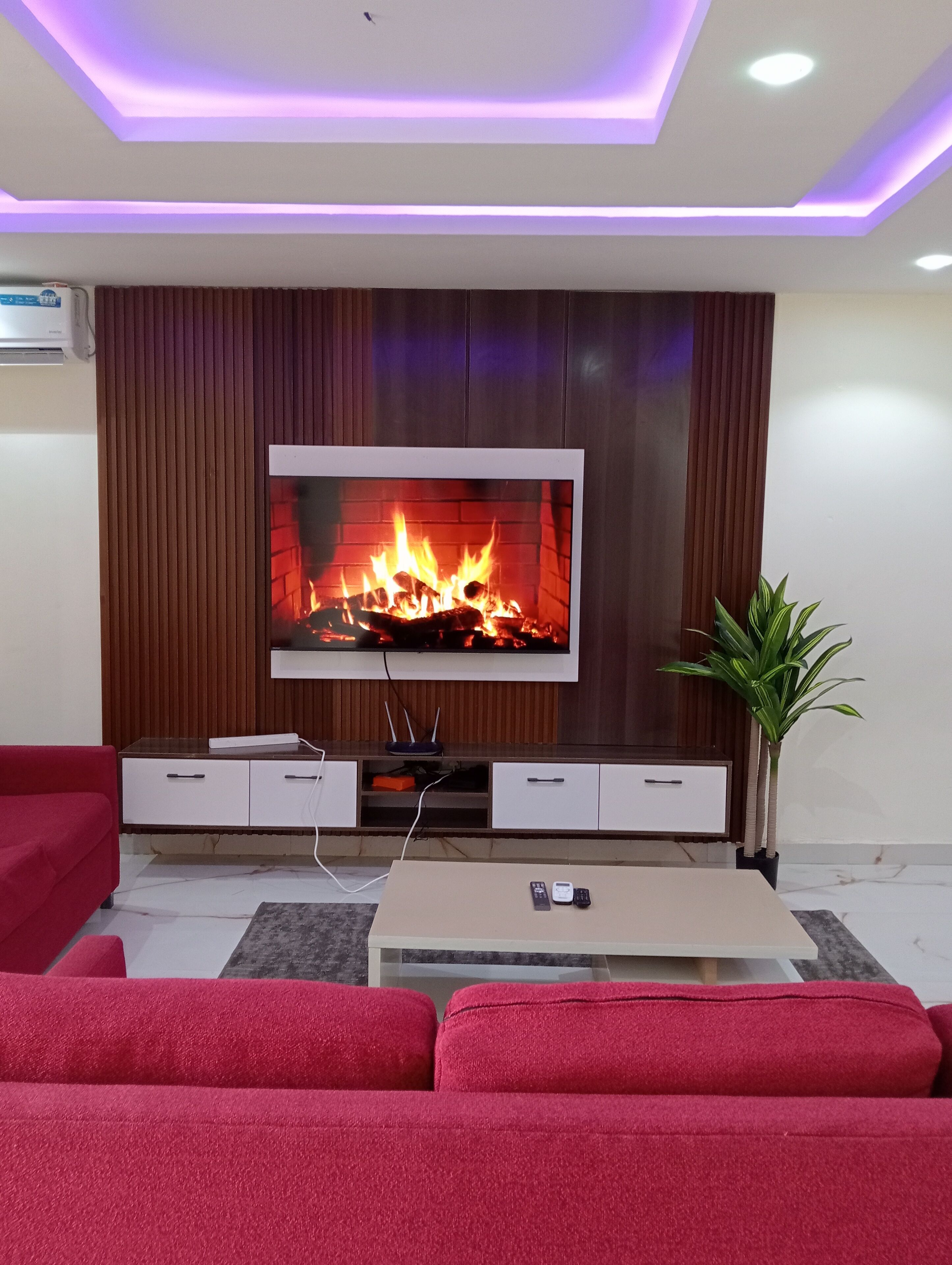 Departamento Prestigio, 3 habitaciones, para no fumadores, vista a la ciudad | Área de sala de estar | Chimenea 