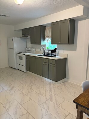 Kjøleskap, mikrobølgeovn, ovn og kjøkkenutstyr