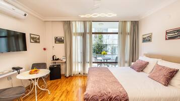 Deluxe-Doppelzimmer, Stadtblick | Hochwertige Bettwaren, Minibar, Zimmersafe, Verdunkelungsvorhänge