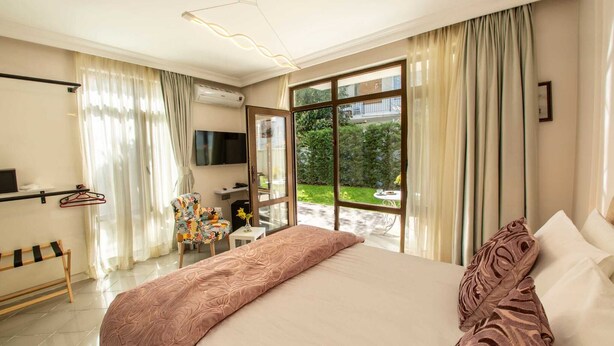 Classic Double Room, Garden View | Premium bedding, minibar, in-room safe, blackout drapes - Poseidon Kinaliada Pansiyon (Adalar)