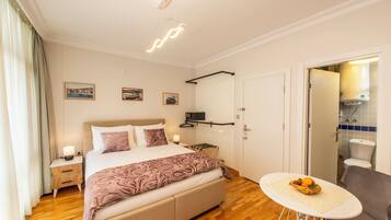 Standard-Doppelzimmer, Stadtblick | Zimmersafe, Verdunkelungsvorhänge, schallisolierte Zimmer