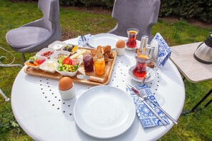 Free daily local cuisine breakfast  - poseidon kınalıada pansiyon (Adalar)