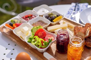 Petit déjeuner composé de spécialités régionales compris tous les jours