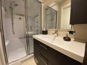 Douche, baignoire Ă jets, sĂšche-cheveux, peignoirs