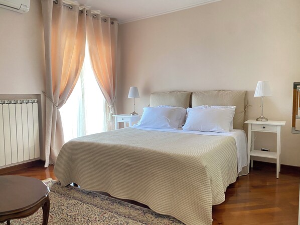 3 habitaciones, escritorio, tabla de planchar con plancha y wifi gratis 