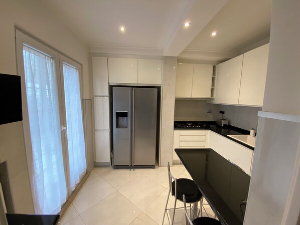 Geladeira, micro-ondas, fogão, cooktop