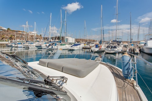 Charming Yacht with Sea Views, Wi-Fi and Air Conditioning