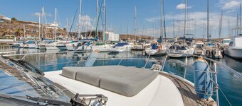 Charming Yacht with Sea Views, Wi-Fi and Air Conditioning