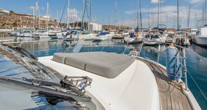 Charming Yacht with Sea Views, Wi-Fi and Air Conditioning