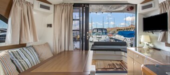 Charming Yacht with Sea Views, Wi-Fi and Air Conditioning