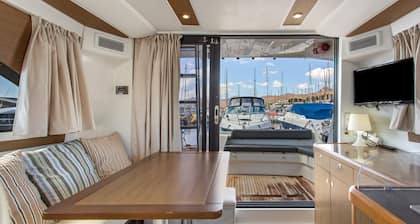 Charming Yacht with Sea Views, Wi-Fi and Air Conditioning