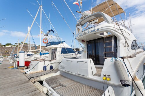 Charming Yacht with Sea Views, Wi-Fi and Air Conditioning