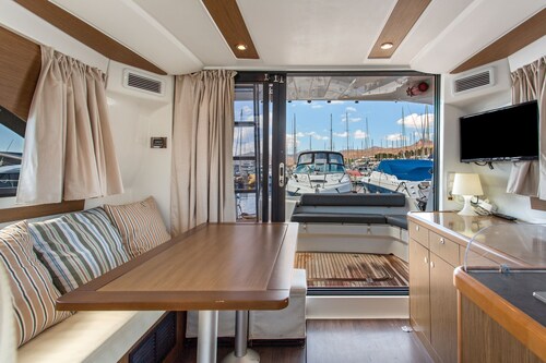 Charming Yacht with Sea Views, Wi-Fi and Air Conditioning