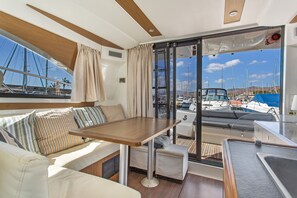 Interior - Charming Yacht with Sea Views, Wi-Fi and Air Conditioning (Puerto Calero)