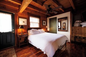 2 عدّة غرف نوم وخدمة الإنترنت وملاءات أسرّة