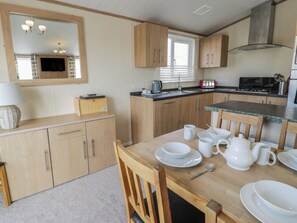 Cookware/dishes/utensils - Gold Lodge (Talybont)