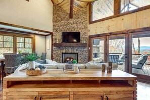 Smart TV, fireplace