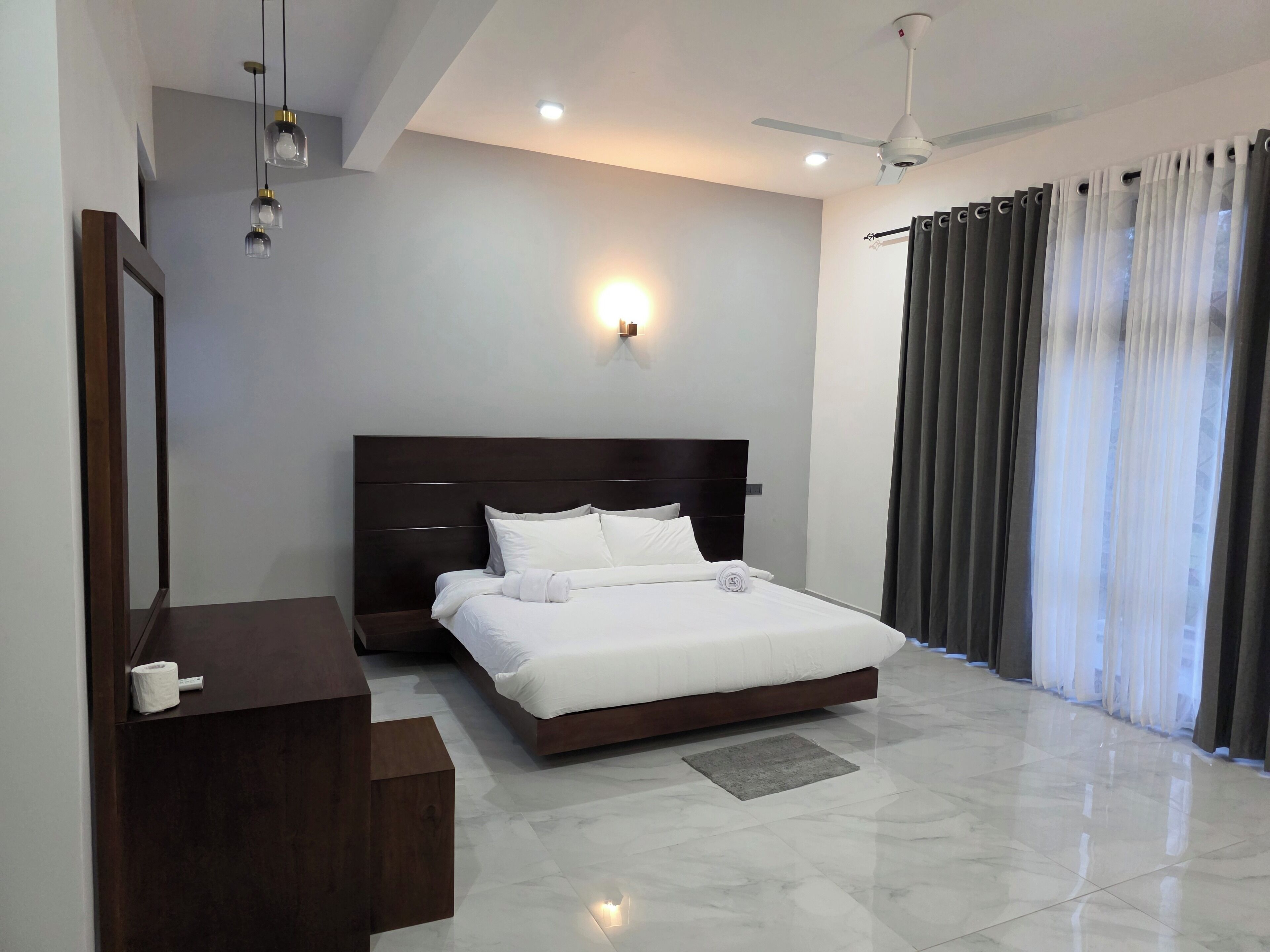 4 bedrooms, iron/ironing board, Internet, bed sheets