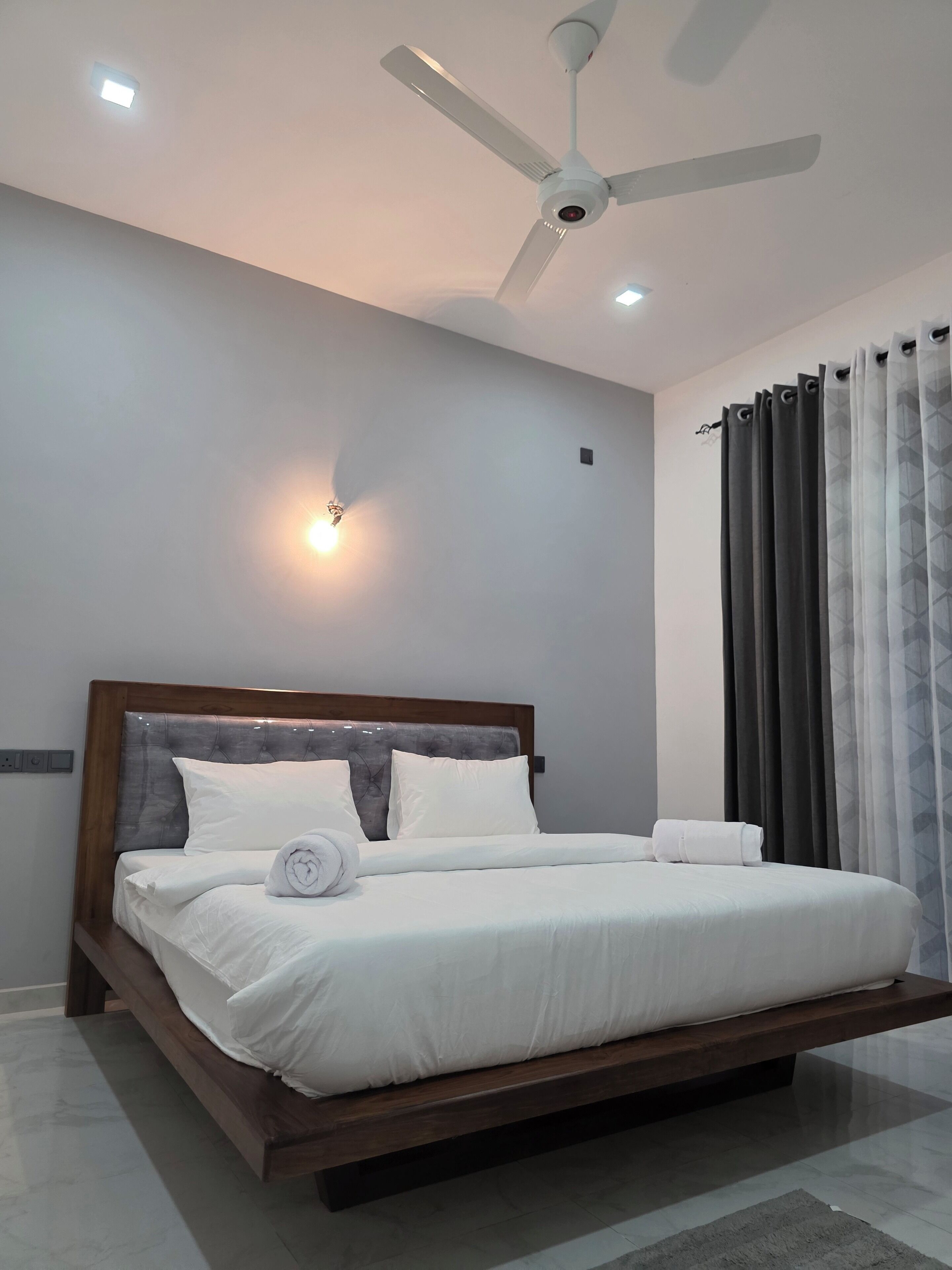 4 bedrooms, iron/ironing board, internet, bed sheets