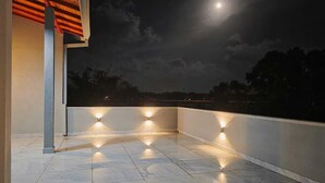 Une terrasse sur le toit offrant une vue dégagée sur le ciel nocturne et la lune.