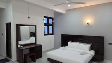 4 bedrooms, iron/ironing board, internet, bed sheets