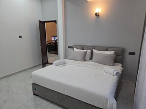 4 habitaciones, tabla de planchar con plancha, internet y ropa de cama 