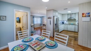A modern apartment with a dining area, kitchen, and living space. - 3 miles to AMI beach, 3 bed 2 bath, 4 miles to IMG (Bradenton)