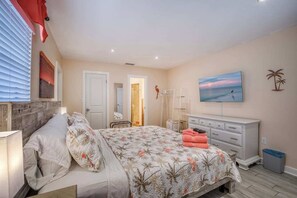 3 bedrooms, desk, iron/ironing board, travel cot