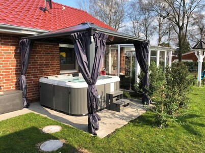 Vacation home with sauna, garden & whirlpool by the lake