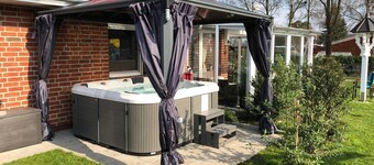 Vacation home with sauna, garden & whirlpool by the lake