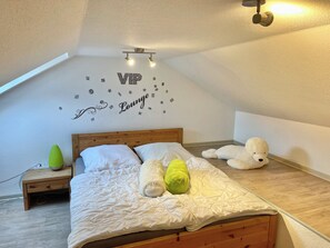 2 bedrooms, WiFi, bed sheets, wheelchair access