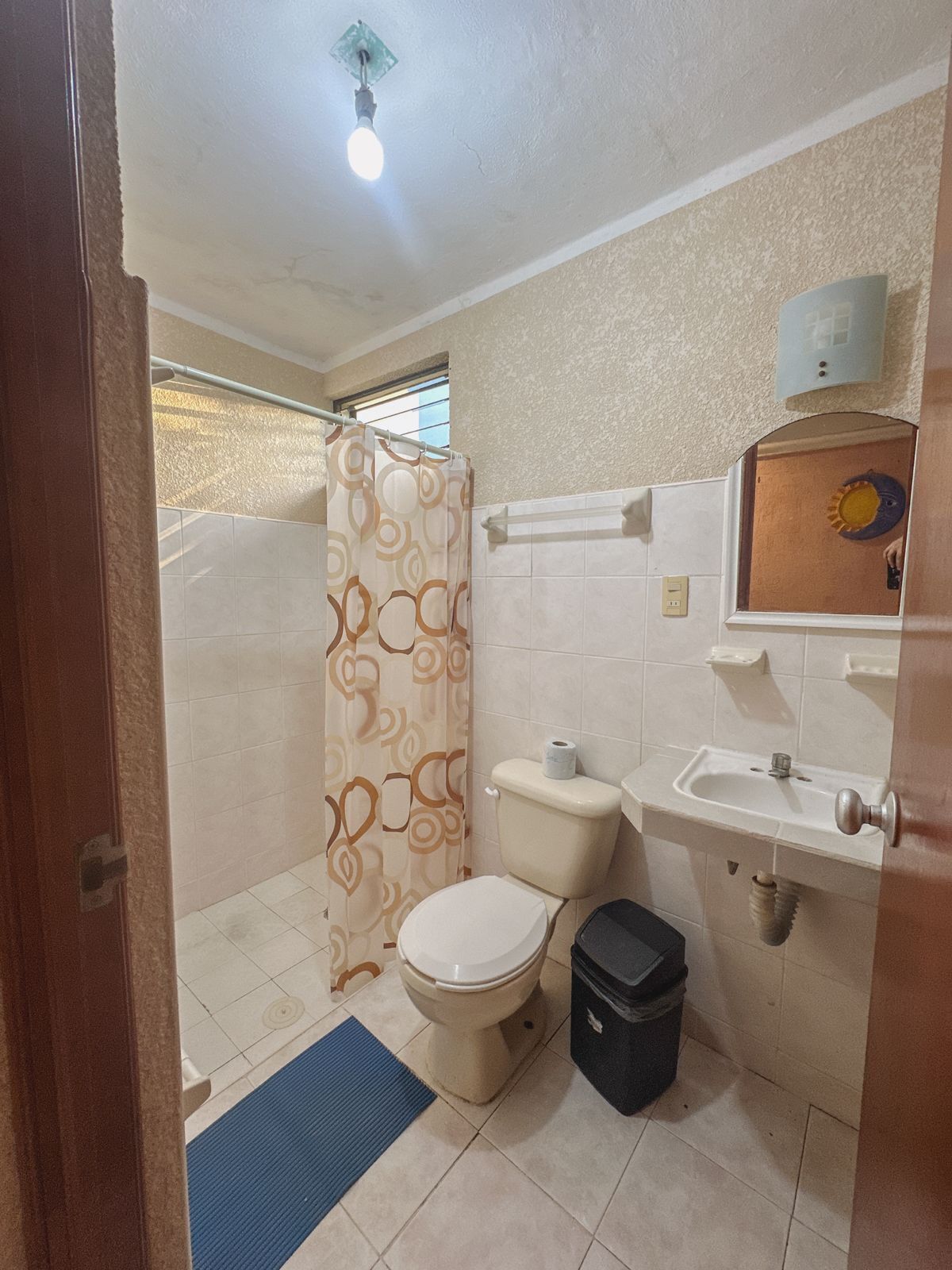 Douche, serviettes fournies, savon, papier toilette