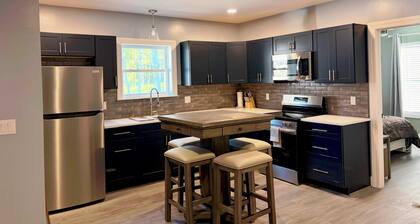 Tranquil, 2-bedroom duplex unit with AC, full kitchen and WiFi in Palmyra