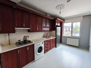 Frigorífic gran i placa de cuina 