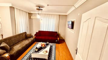 Apartamento, 2 quartos | Área de estar | TV LCD 40 polegadas com canais via satélite