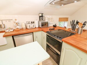 Cookware/dishes/utensils - Five Elements Barn (Truro)