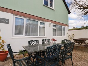 Outdoor dining - Five Elements Barn (Truro)