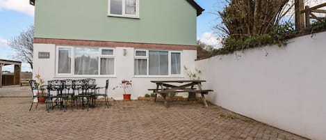 Cottage | Outdoor dining