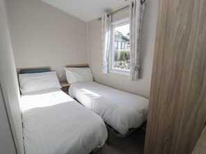 3 bedrooms, individually decorated, individually furnished, free WiFi - Gold Caravan (Talybont)