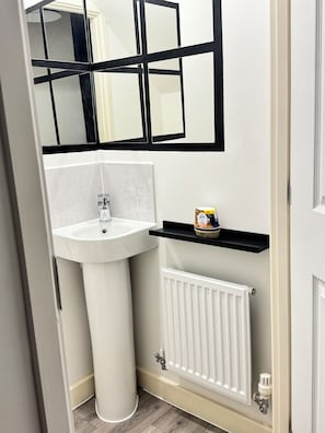 Serviettes fournies, papier toilette