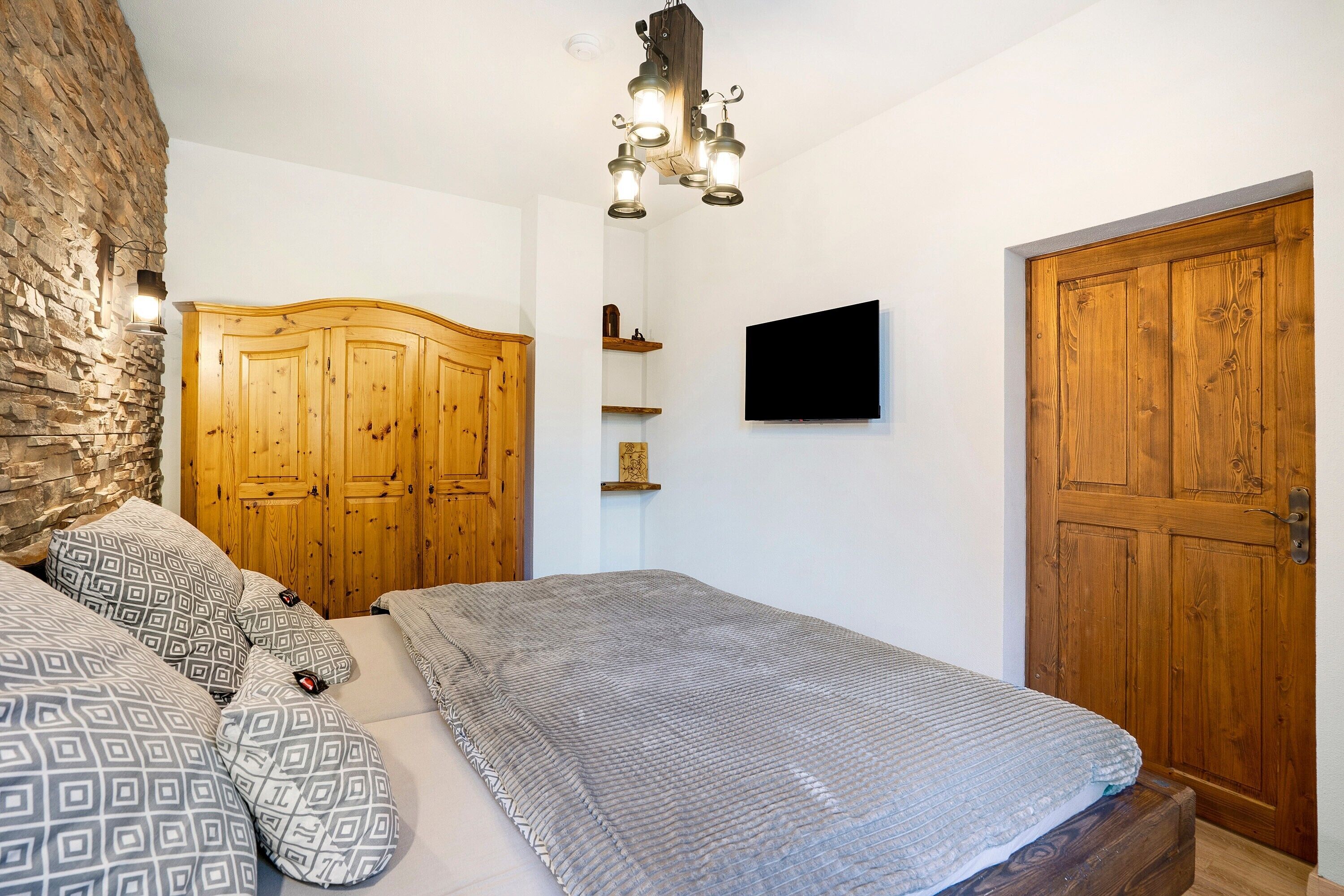 1 dormitorio, tabla de planchar con plancha, wifi y ropa de cama