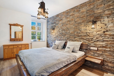 1 bedroom, iron/ironing board, WiFi, bed sheets. Idyllic Getaway in a Historic Mining House