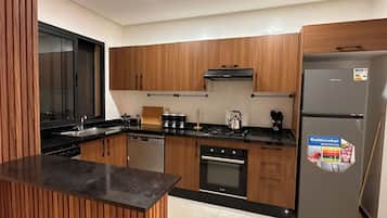 Fridge, oven, stovetop, dishwasher