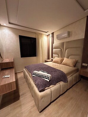 3 bedrooms, iron/ironing board, free WiFi, bed sheets - appartement luxueux au centre de marrakech avec piscine (Marrakech)