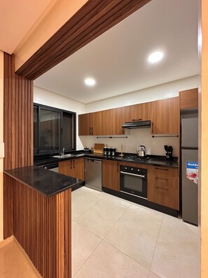 Fridge, oven, stovetop, dishwasher - appartement luxueux au centre de marrakech avec piscine (Marrakech)