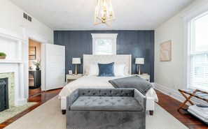 4 عدّة غرف نوم ومكواة/لوح كي وخدمة الإنترنت وملاءات أسرّة