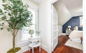 4 bedrooms, iron/ironing board, Internet, bed sheets
