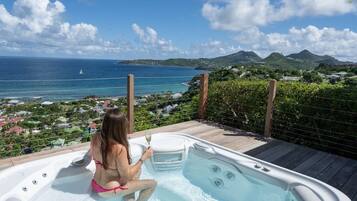 Bañera de hidromasaje al aire libre