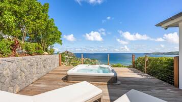 Bañera de hidromasaje al aire libre