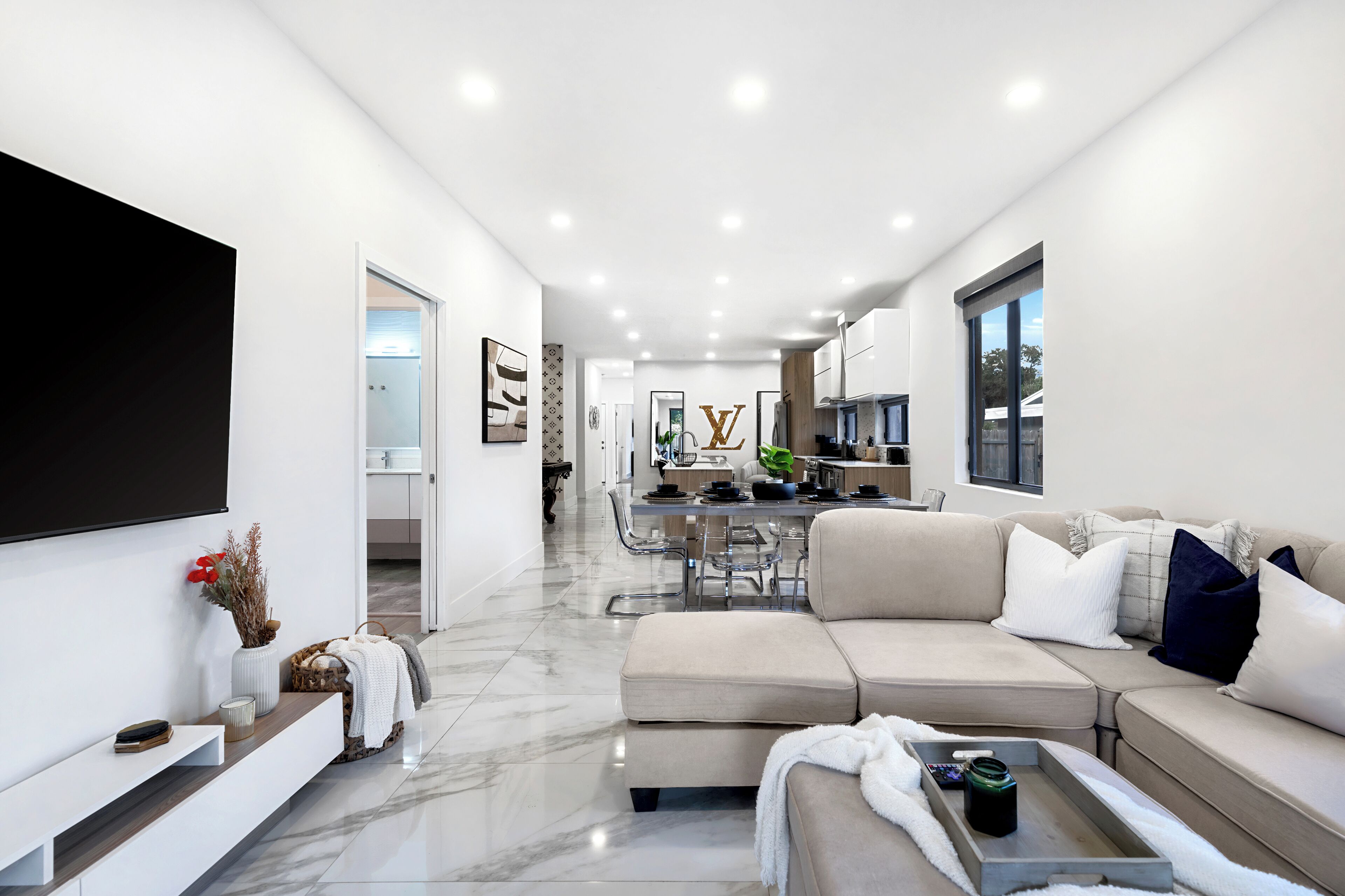 Smart TV, Netflix, mesa de ping pong, servicios de streaming